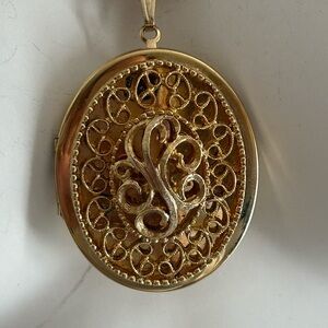 SARAH COVENTRY Elegant Gold Filigree Locket Pendant 🥰